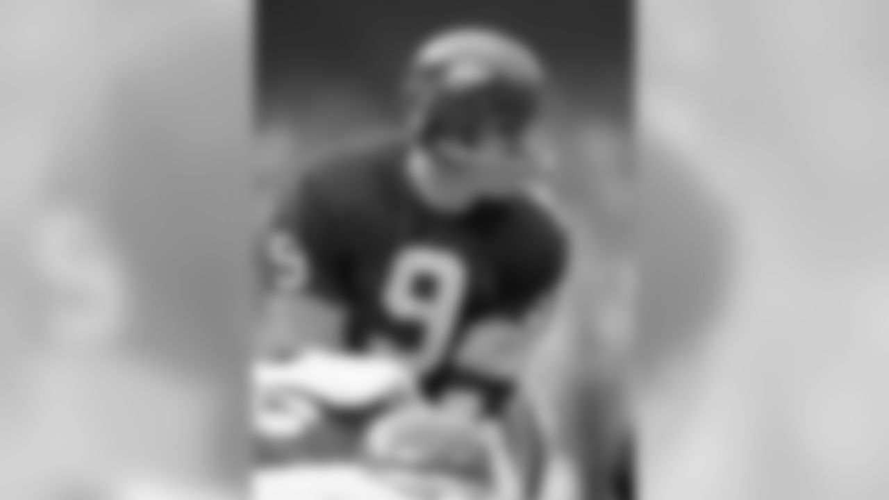1969 - Washington Redskins quarterback Sonny Jurgensen (9) is seen in action circa 1969. (Tony Tomsic via AP)