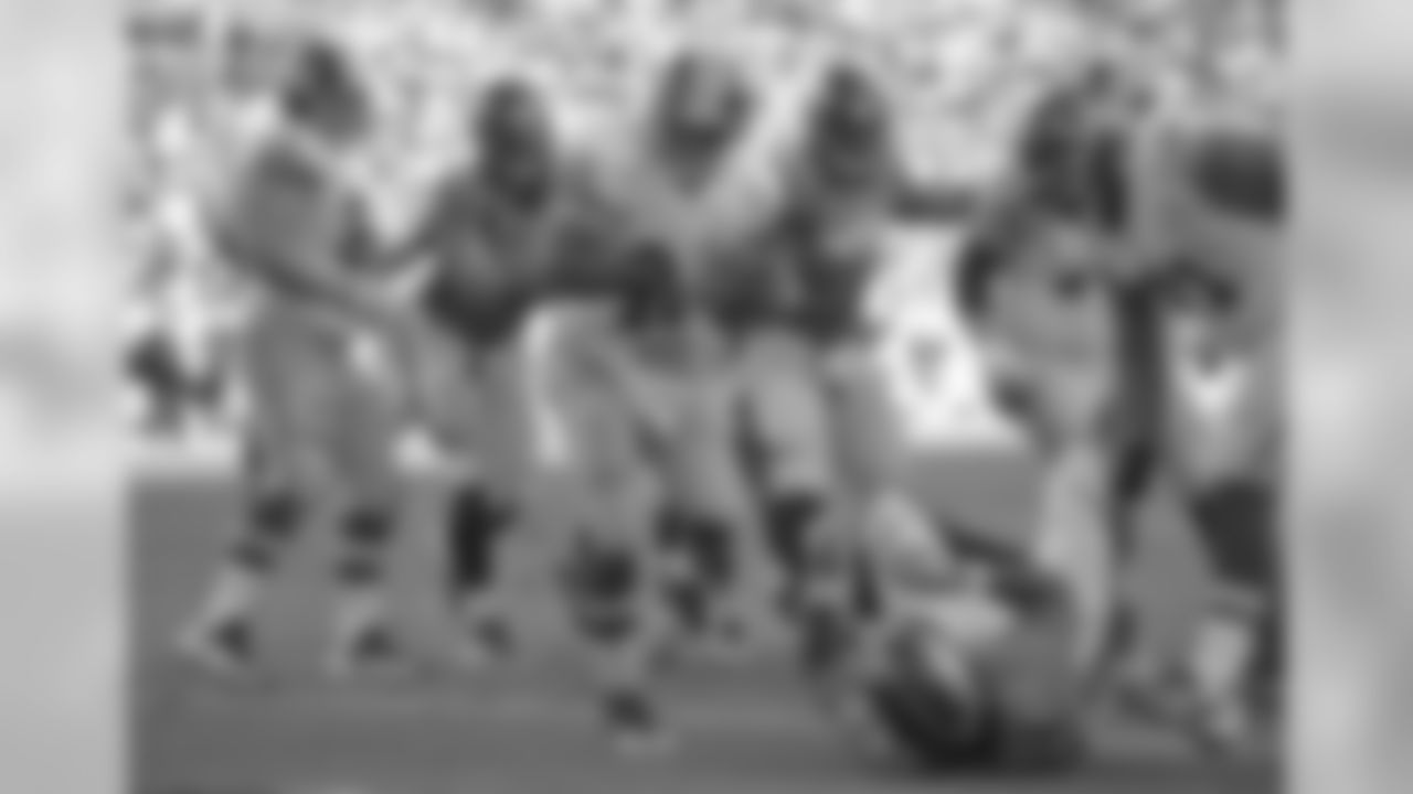 Running back Alfred Morris runs the ball for a one yard touchdown to put the Redskins up 14-7 vs. the Broncos.