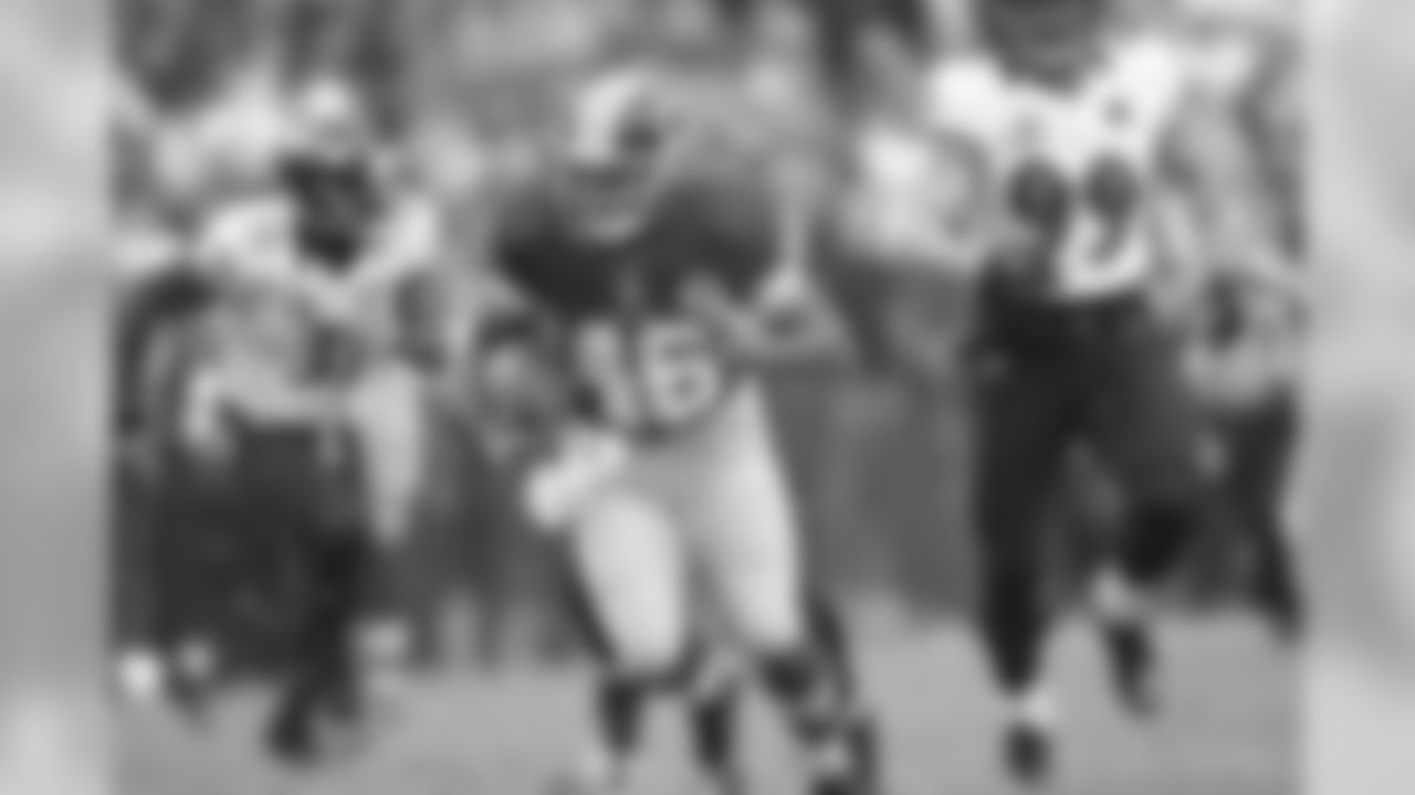 Redskins RB Alfred Morris runs the ball in the first half.