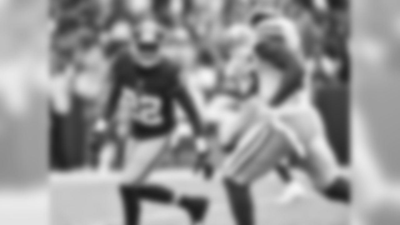 S Deshazor Everett