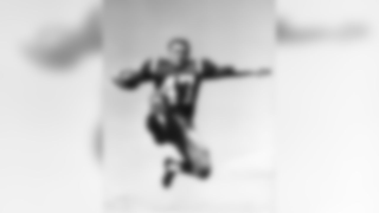 1956 -Washington Redskins running back Dick James (47) goes airborne for a photographer in Washington, D.C., 1956. (AP Photo/NFL Photos)