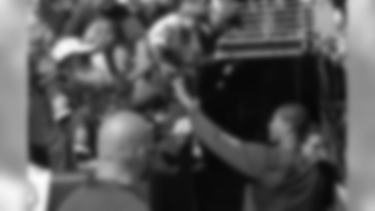 Redskins WR Dezmon Briscoe signs autographs for the fans.