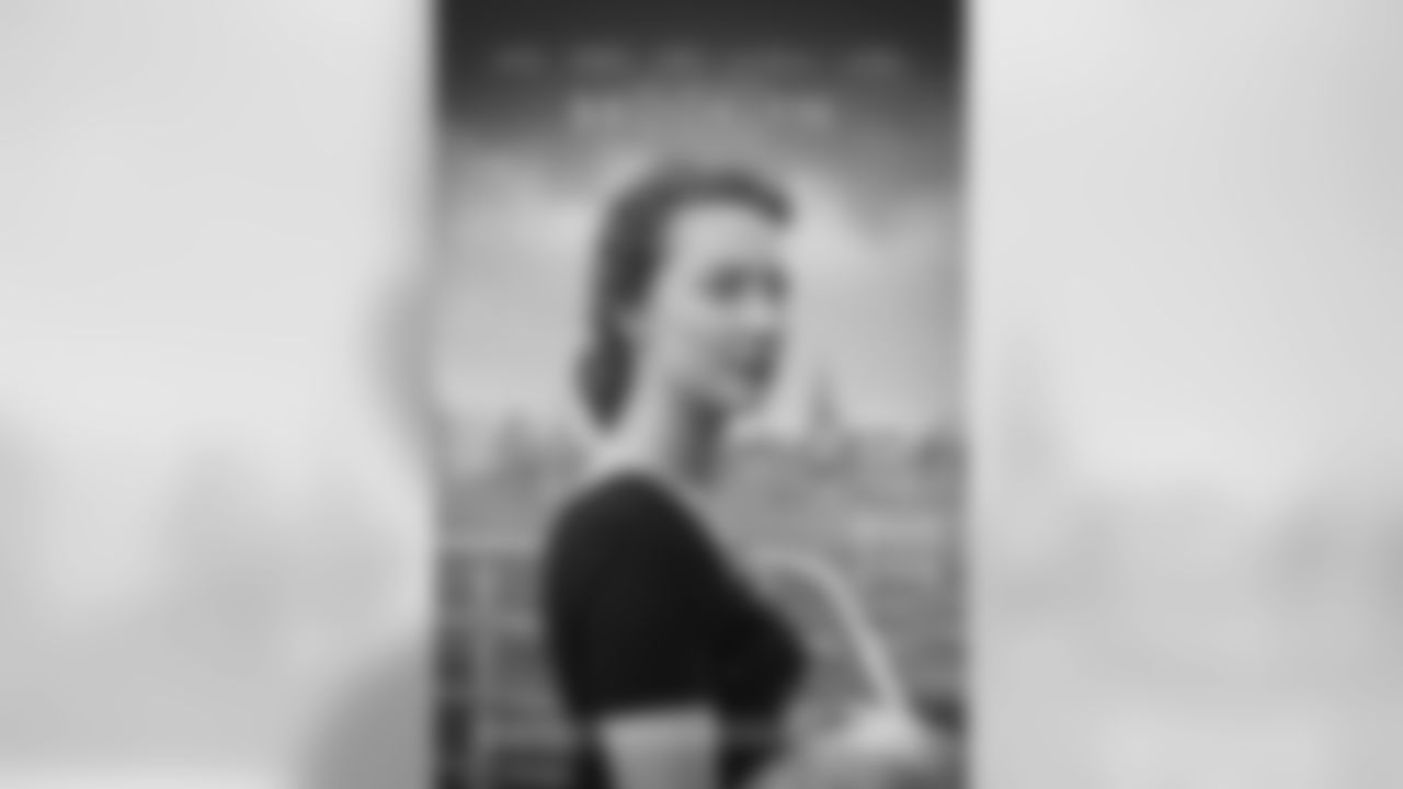 An Irish immigrant lands in 1950s Brooklyn, where she quickly falls into a romance with a local. When her past catches up with her, however, she must choose between two countries and the lives that exist within.