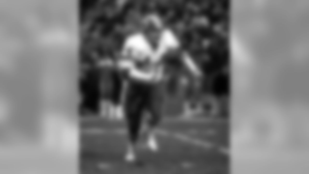 1992 - Washington Redskins John Riggins(44) during a game from the 1982 season.John Riggins played for 14 years with 2 different teams, was a 1-time Pro Bowler and was inducted to Pro Football Hall of Fame in 1992.(AP Photo/David Durochik)