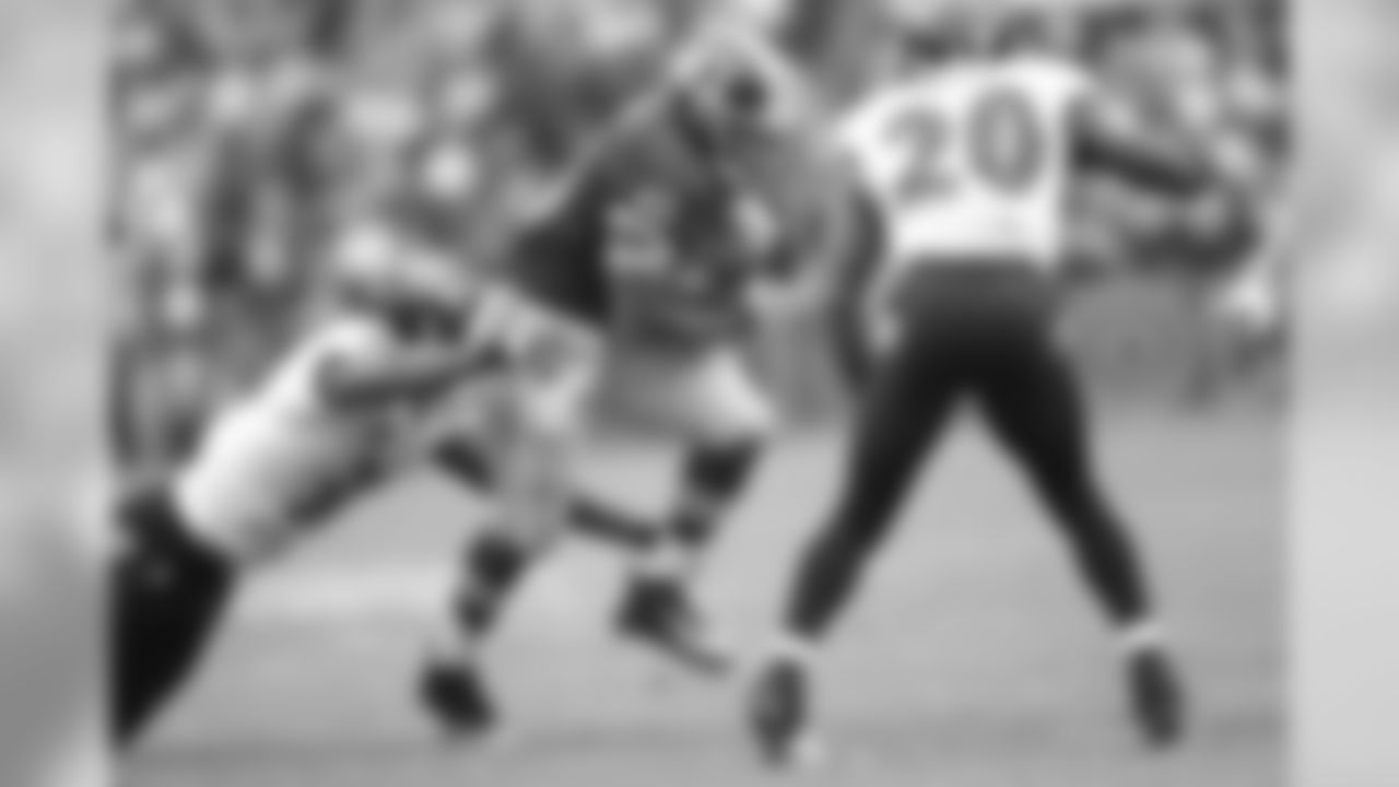 Redskins RB Alfred Morris breaks a tackle to gain extra yards.
