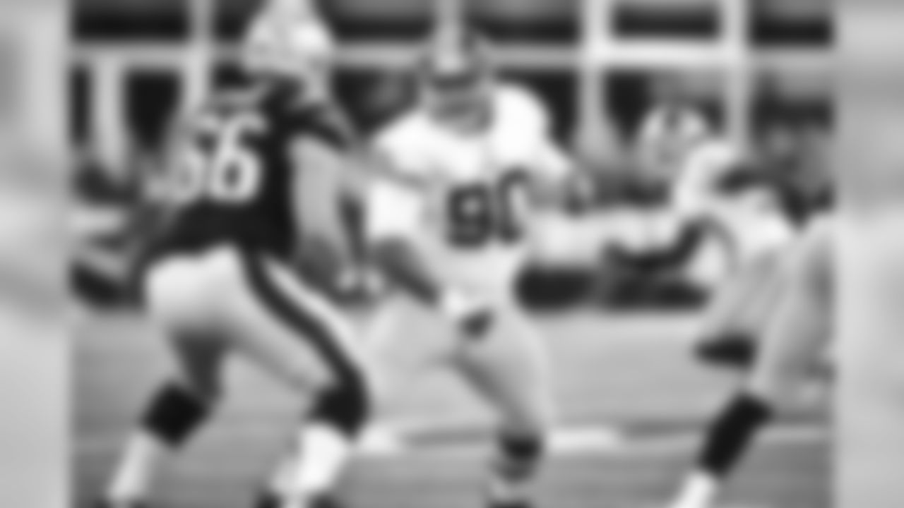 DE Stephen Paea