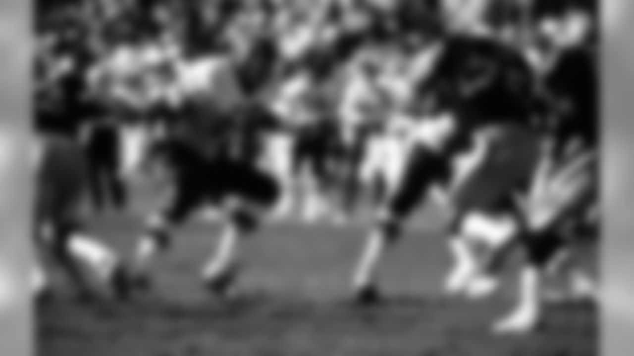 Washington Redskins tackle Joe Jacoby (66) looks to pick up another defender vs. the Raiders. The Redskins lost 37-24 to the Los Angeles Raiders.