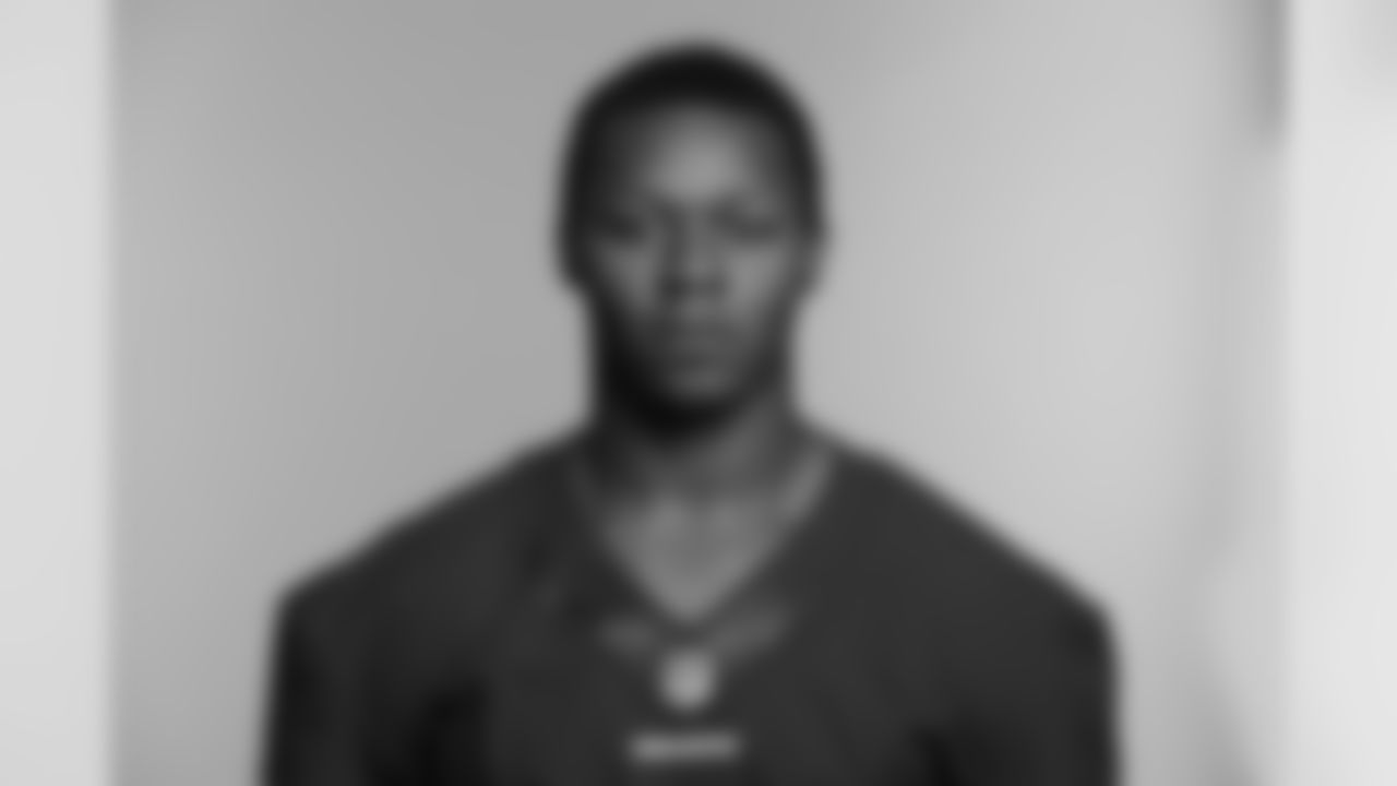 LB Carlos Fields