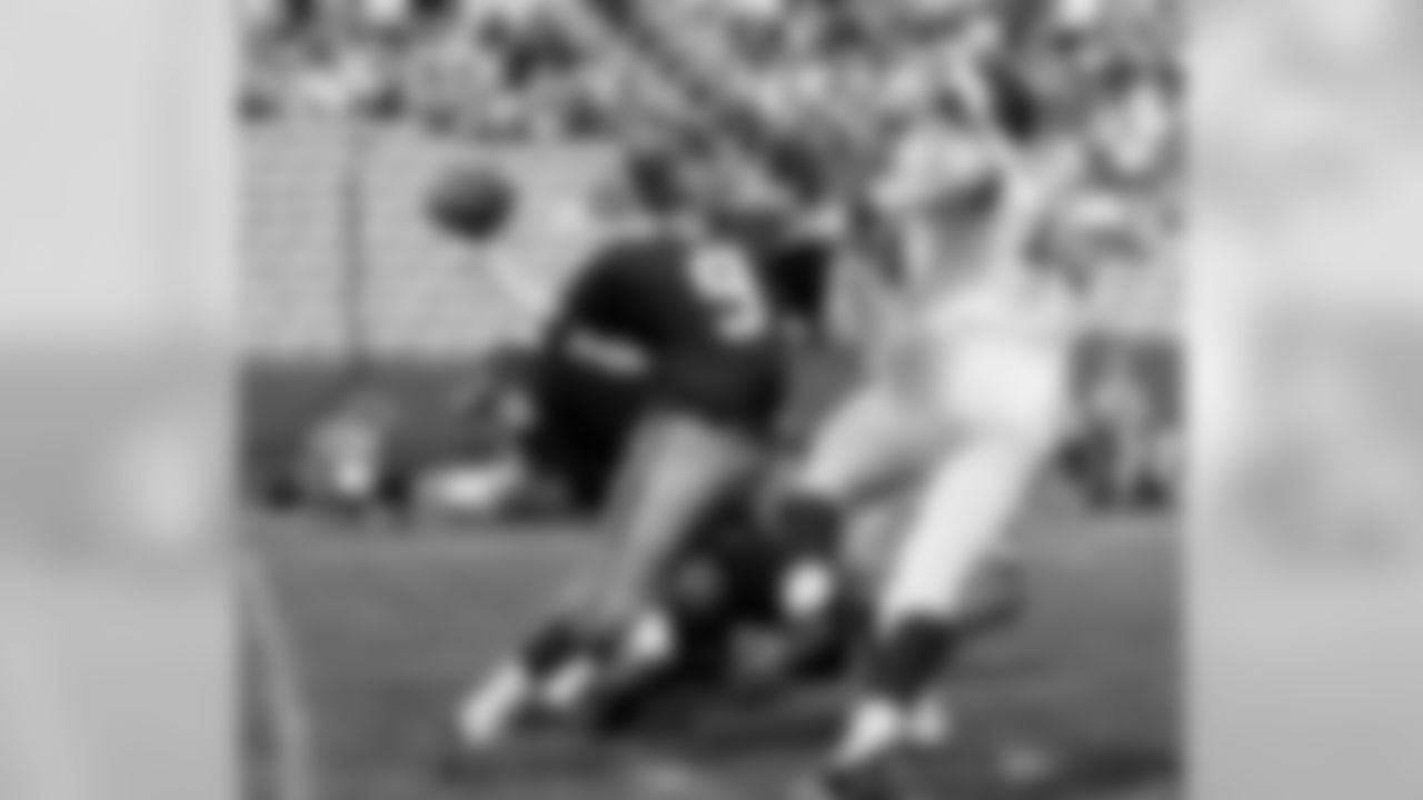 Hall of Fame quarterback Sonny Jurgensen (9) of the Washington Redskins throws a pass during the Redskins 28-28 tie with the Los Angeles Rams on October 22, 1967 at the Los Angeles Memorial Coliseum in Los Angeles, California. (AP Photo/NFL Photos)