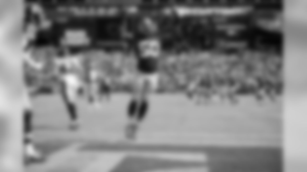 LB Martrell Spaight - 206 Snaps