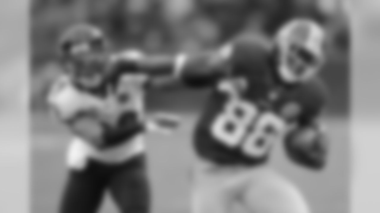 Redskins WR Pierre Garcon eludes a defender to pick up extra receiving yards.