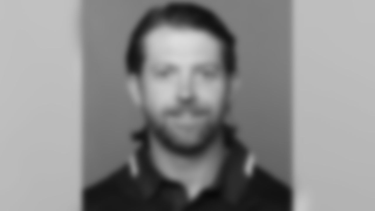 Tight ends coach Wes Phillips