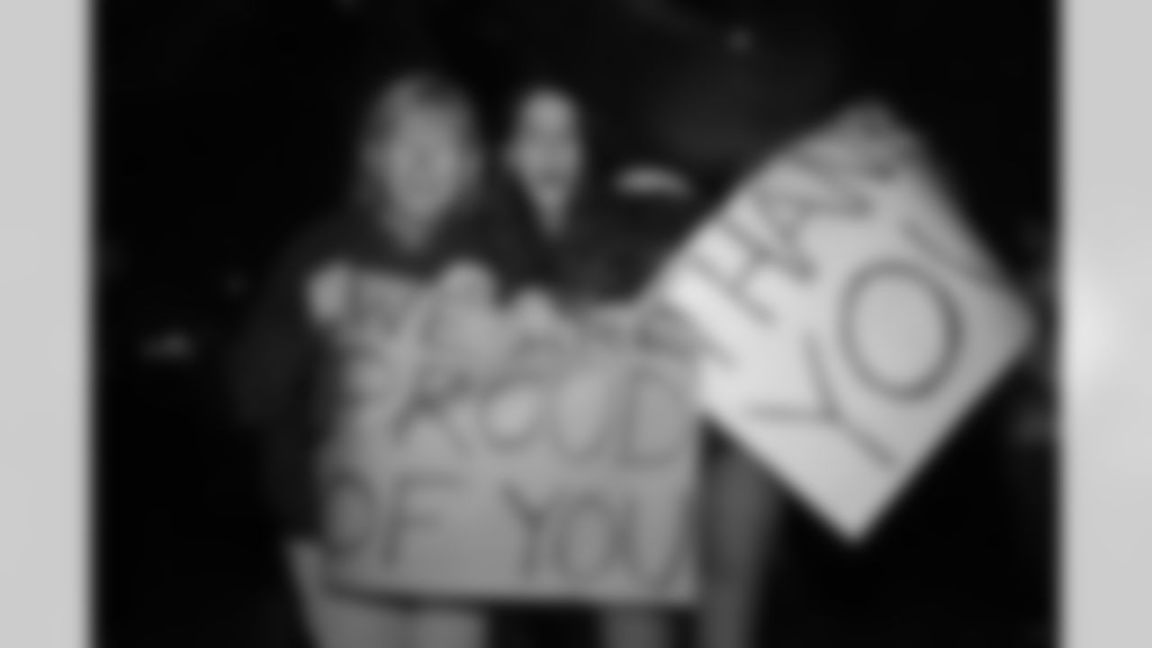 1 22 07 Airport Super Fan s
