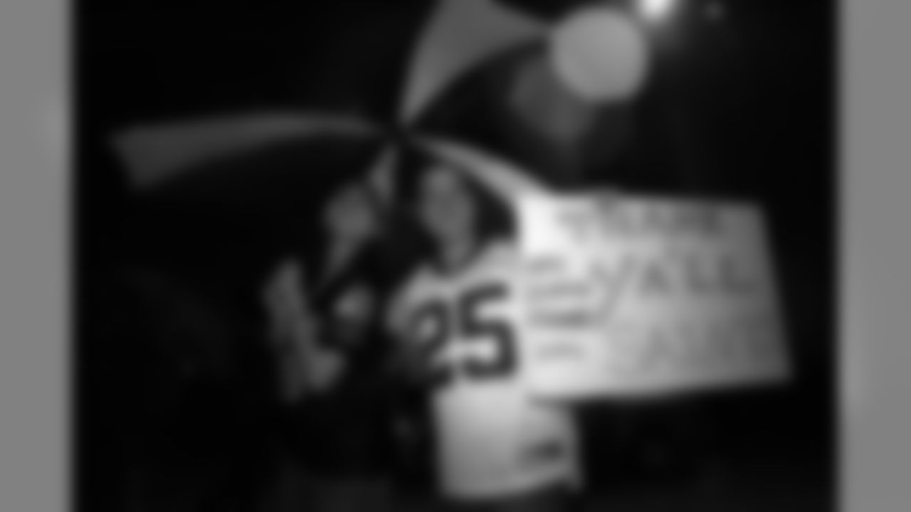 1 22 07 Airport Super Fan s