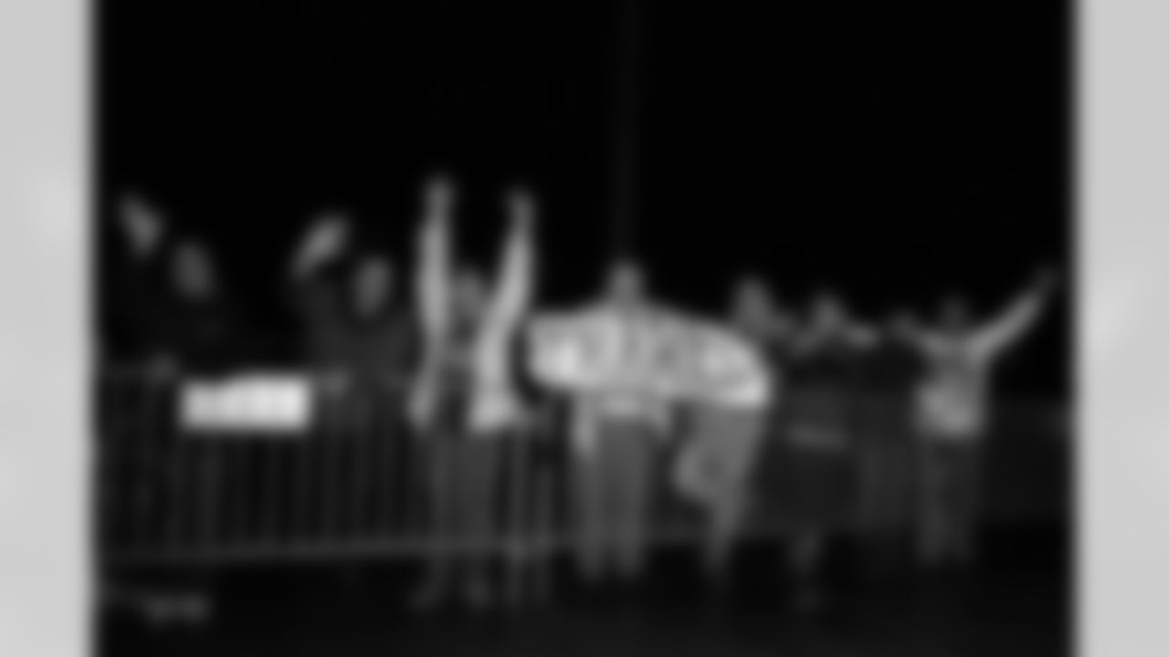 1 22 07 Airport Super Fan s