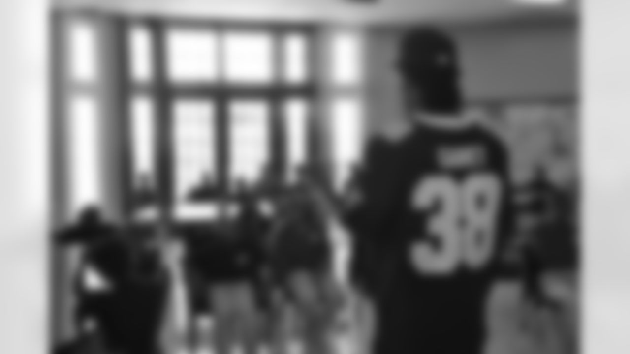 New Orleans Saints running back Travaris Cadet hosted a literacy event for students at McDonogh #28 Tuesday afternoon.