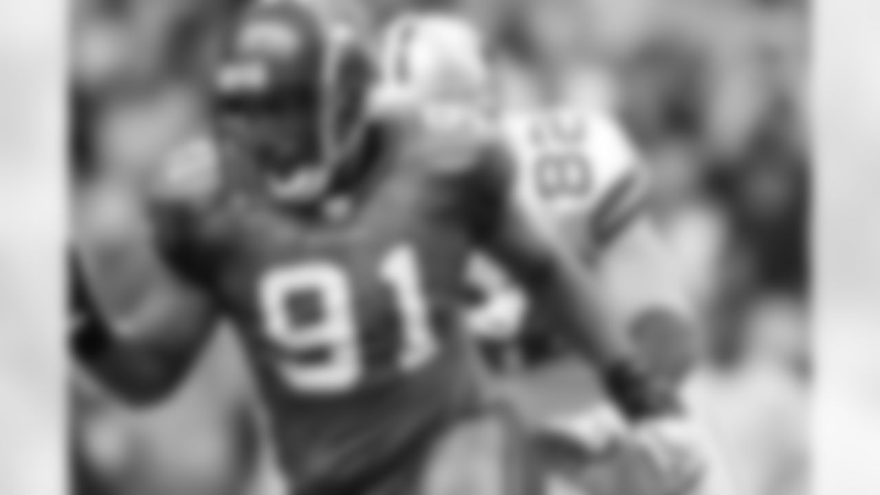 Baraka Atkins gets around Jason Witten.