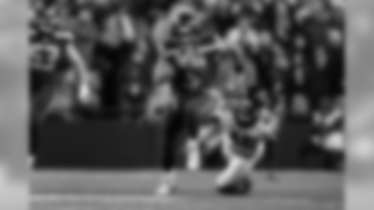 Seahawks quarterback Russell Wilson runs up the middle for a long gain in the fourth quarter. Wilson rushed for 86 yards to add to his 258 passing yards.