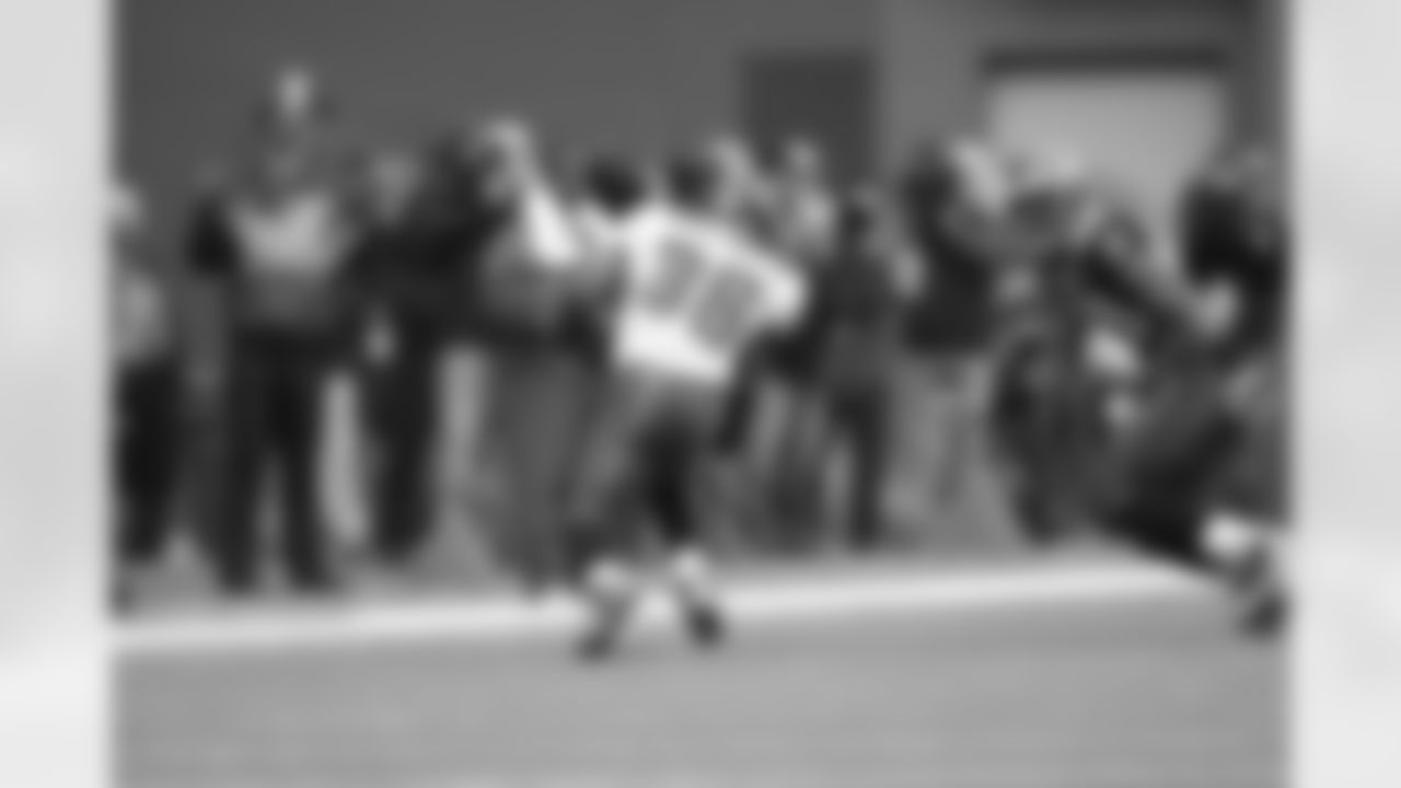 Julian Peterson closes in on Brian Westbrook