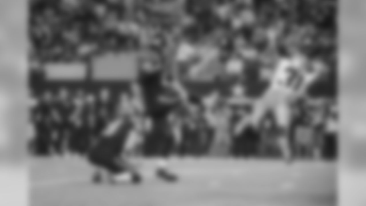 Seahawks kicker Steven Hauschka nails a 24-yard field goal to give Seattle a 13-12 lead late in the game.