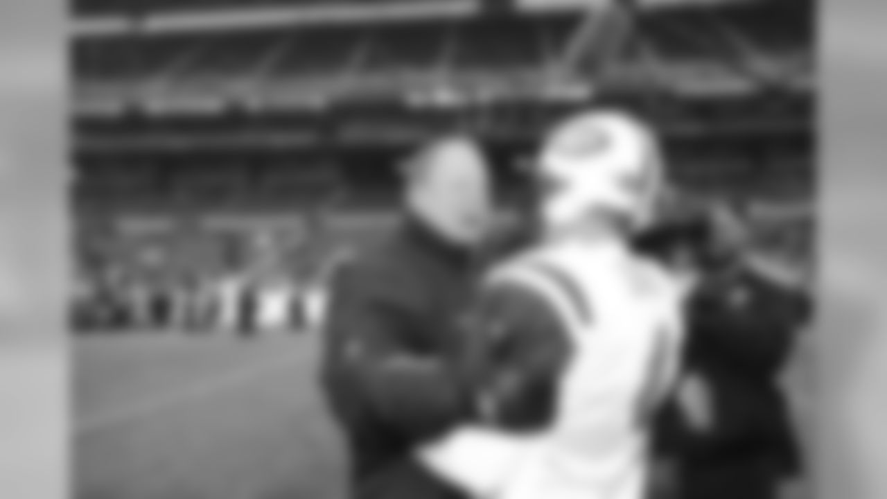Coach Holmgren meets with Brett Favre before the showdown in the snow.