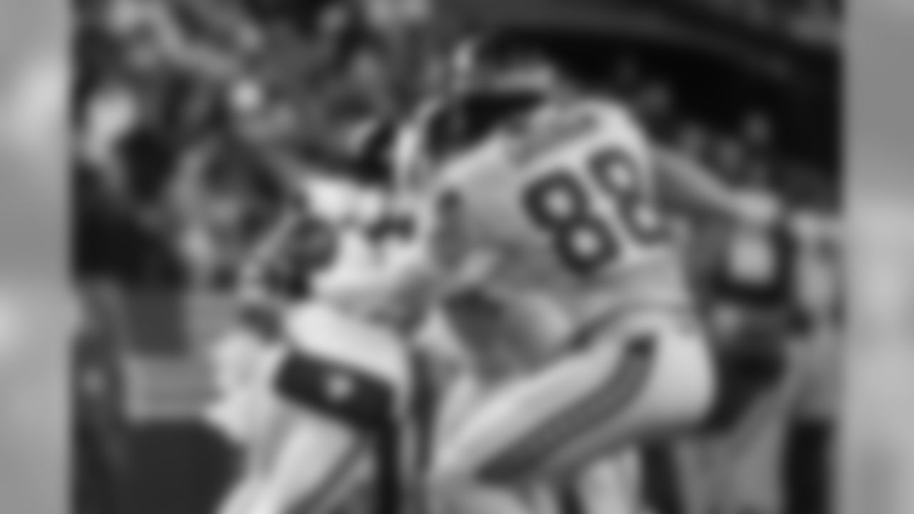 Tight end Jimmy Graham makes a one-handed catch.