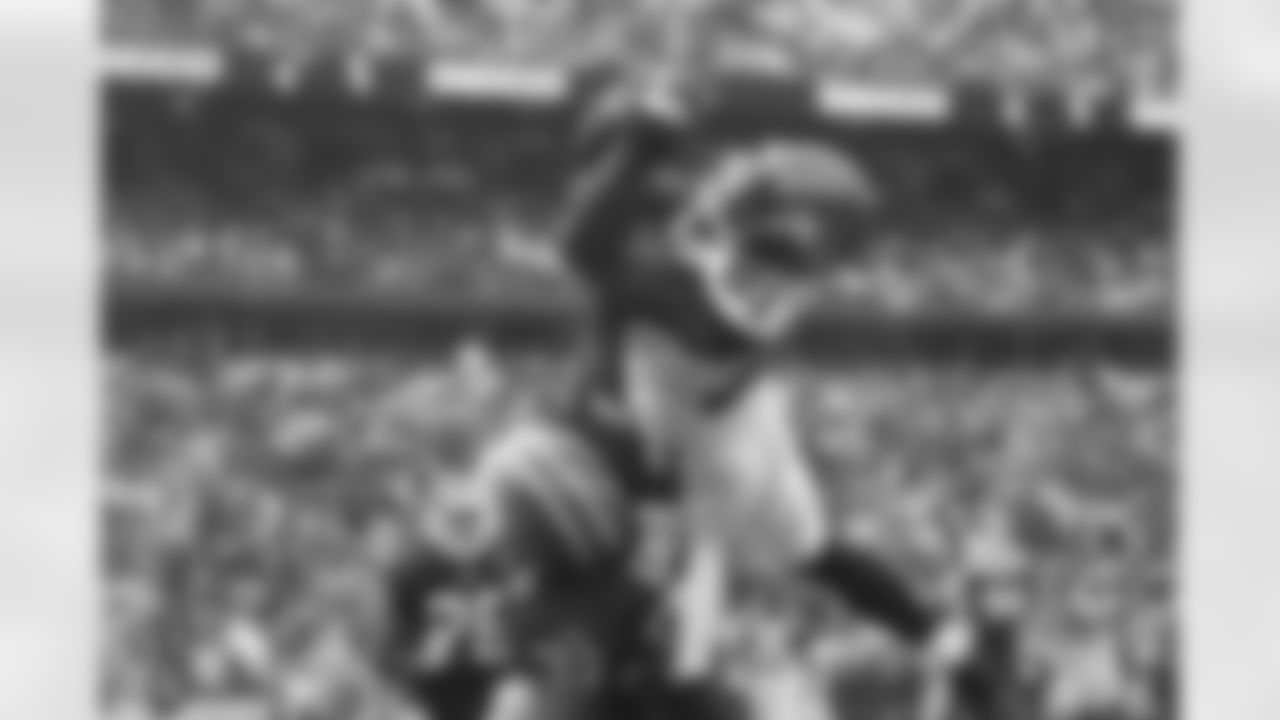 Nate Burleson makes a tough catch