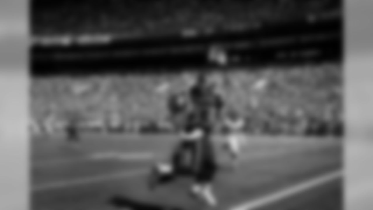 Speedy wide receiver Ricardo Lockette outran Denver's Aqib Talib down the right side to haul in this 39-yard touchdown strike from Russell Wilson to give the Seahawks a 10-3 lead before halftime.