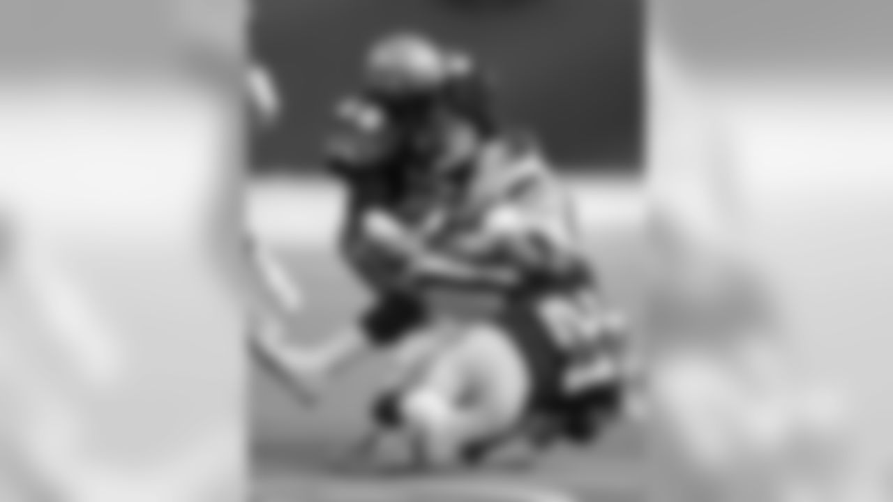 cst_easley_kenny_paul_moyer_tackles_jets.jpg