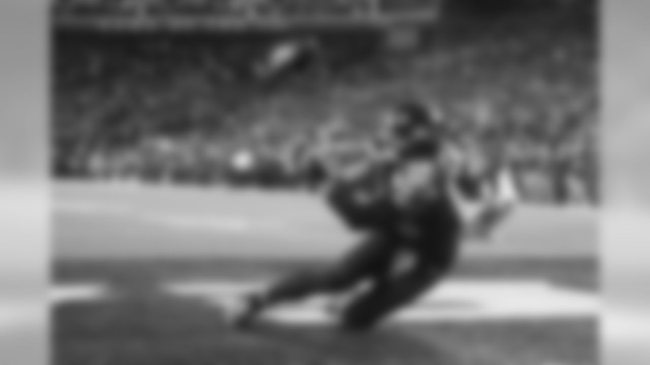 Tight end Jimmy Graham couldn't hang onto a pass in the end zone from Russell Wilson in the second quarter.