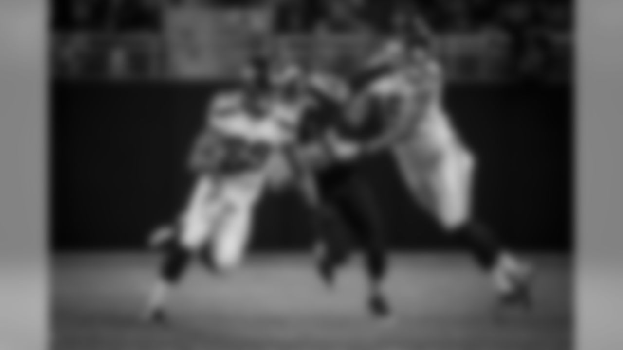 Doug Baldwin heads upfield after a quick pass, and is aided by the blocking of teammate Jermaine Kearse.