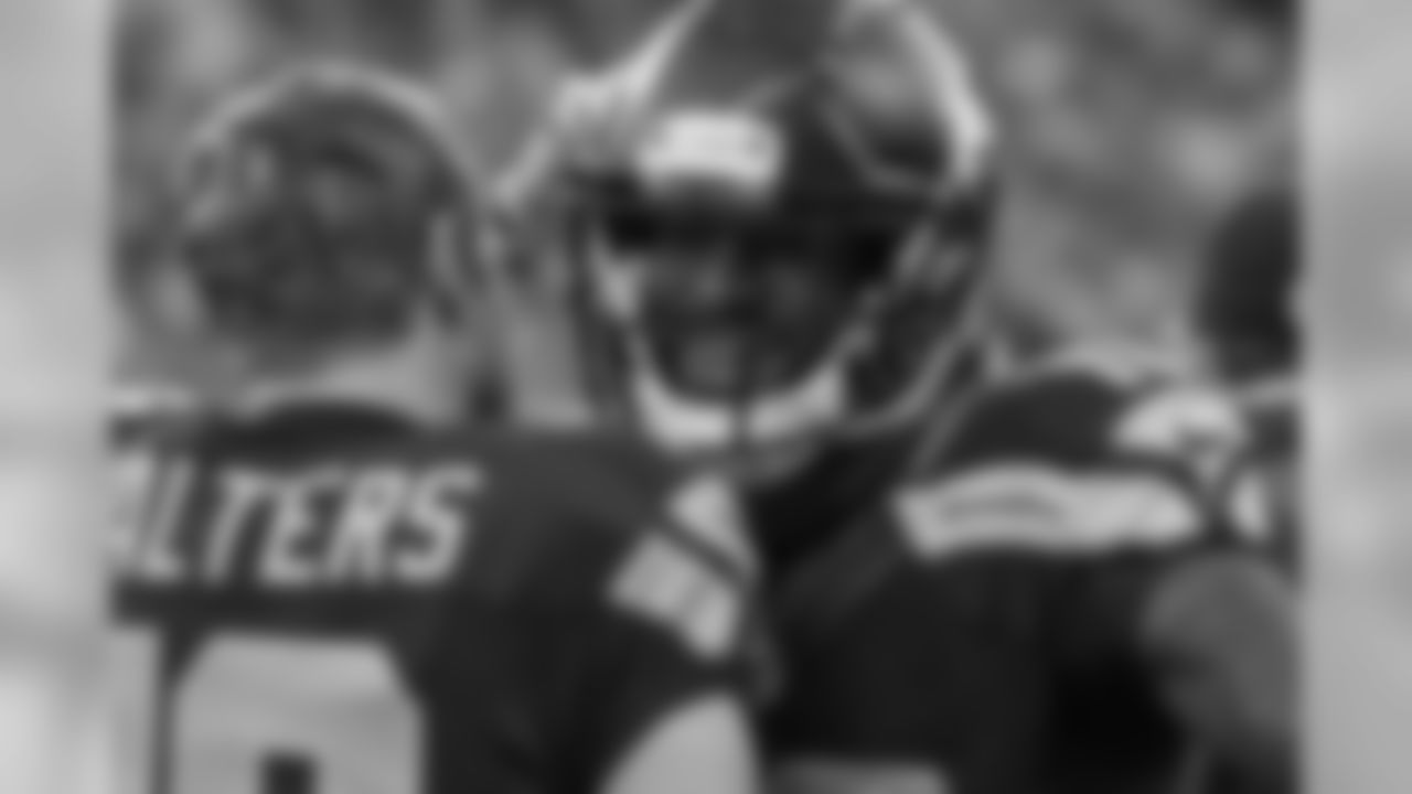 tempSeahawksSideline_vs_49ers-78.jpg