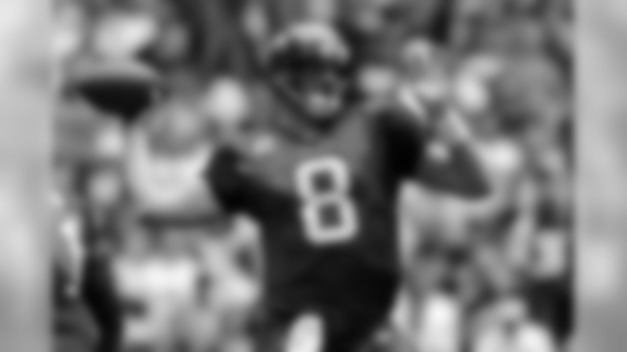 Matt Hasselbeck spots the open man downfield.