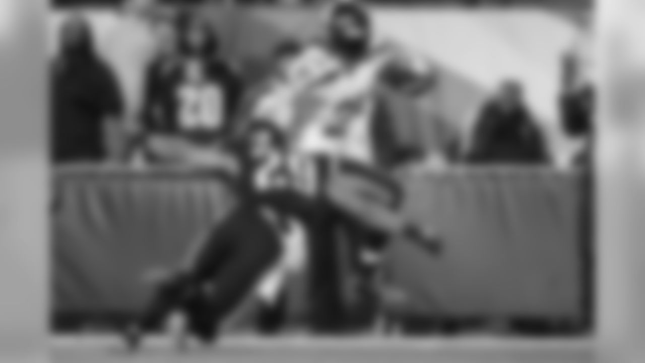 Marshawn Lynch stiff-arms and dances away from Philadelphia's Nate Allen as he scores on a 15-yard pass, that gave the Seahawks a 17-7 lead in the third quarter.