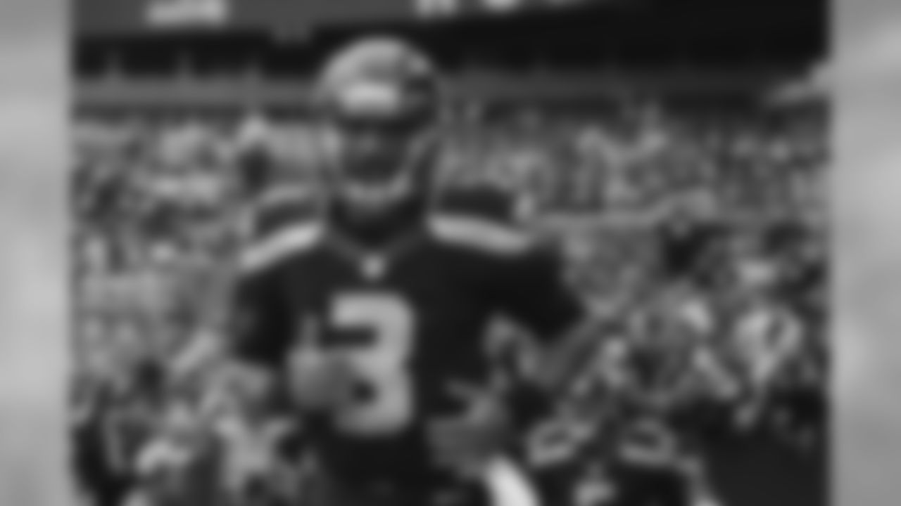russellwilson_sidelines-3.jpg
