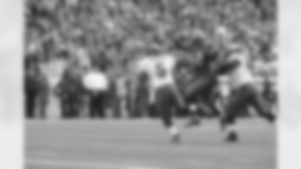 Brandon Mebane closes in on the Eagles quarterback