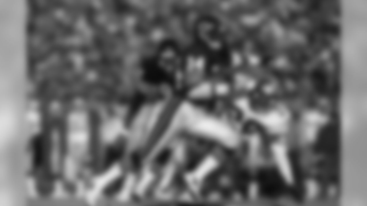 Chicago Bears Hall of Fame running back Walter Payton (34) runs upfield during an NFL game against the Seattle Seahawks in Chicago, Ill., Dec. 20, 1987. Payton rushed for 79-yards and two-touchdowns in his last regular-season home game before retirement. The Seawhawks defeated the Bears 34-21. (AP Photo/Damian Strohmeyer)
