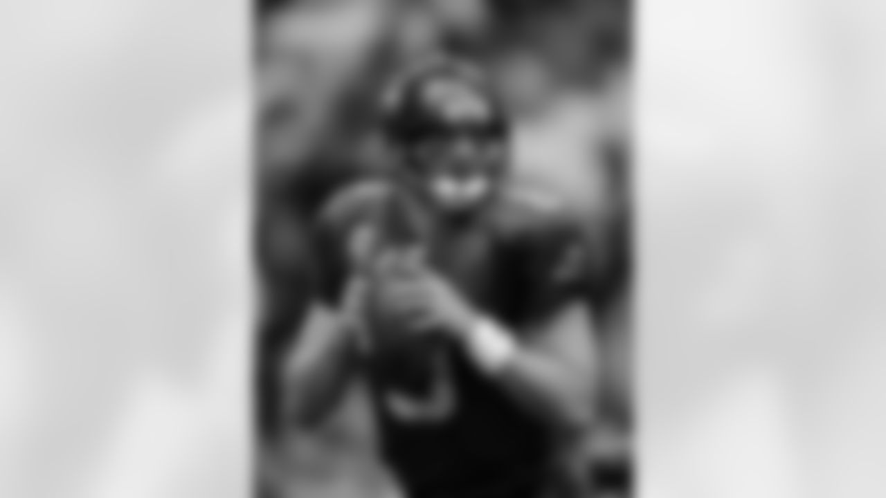 Matt Hasselbeck looks for an open receiver.p