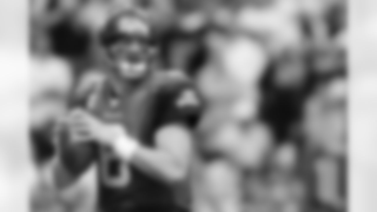 Matt Hasselbeck looks for the open man.