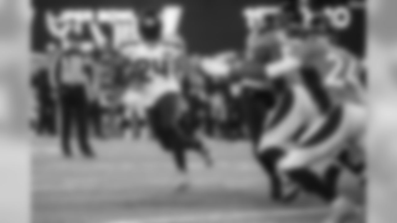Seattle's Marshawn Lynch tries the right side in the second quarter and would score a touchdown later in the drive, giving the Seahawks a 15-0 lead.