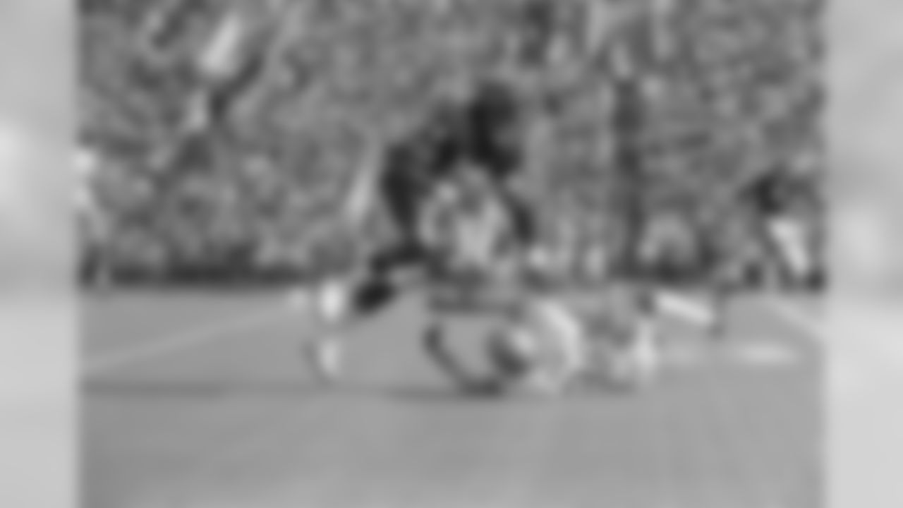 Chicago Bears running back Walter Payton (34) leaves Seattle Seahawks cornerback Cornell Webster (38) sprawling as he gains 11 yards with a pass from quarterback Bob Avellini in first quarter, Sunday, Nov. 5, 1976 in Chicago. Play was good for a first down. (AP Photo/Fred Jewell)