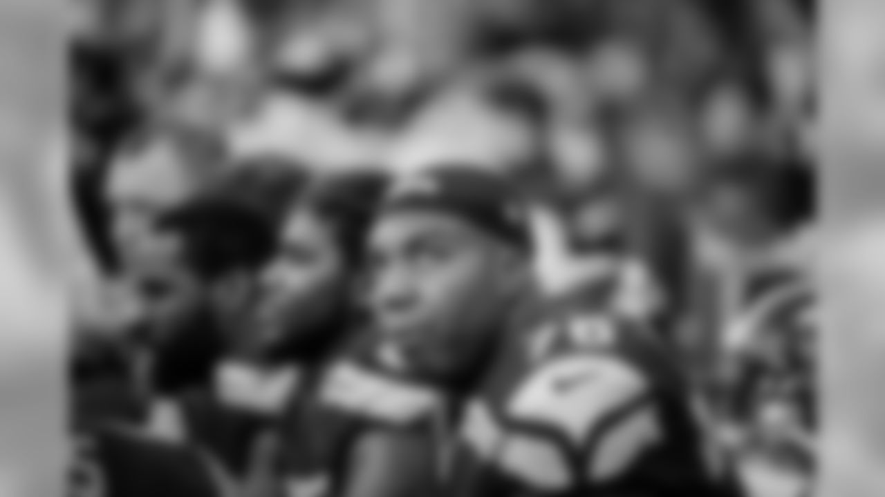 tempSeahawksSideline_vs_49ers-2.jpg