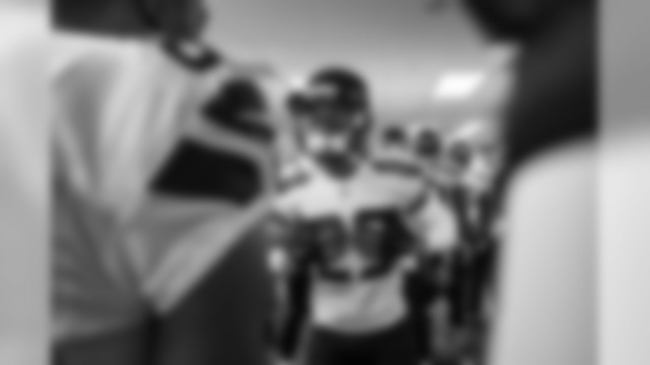 Seahawks safety Earl Thomas makes a pledge to his teammates during his pregame speech just before the team took the field in Philadelphia.
