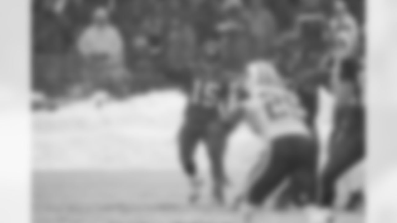 Seneca Wallace had a mistake-free game throwing 175 yds and a touchdown.