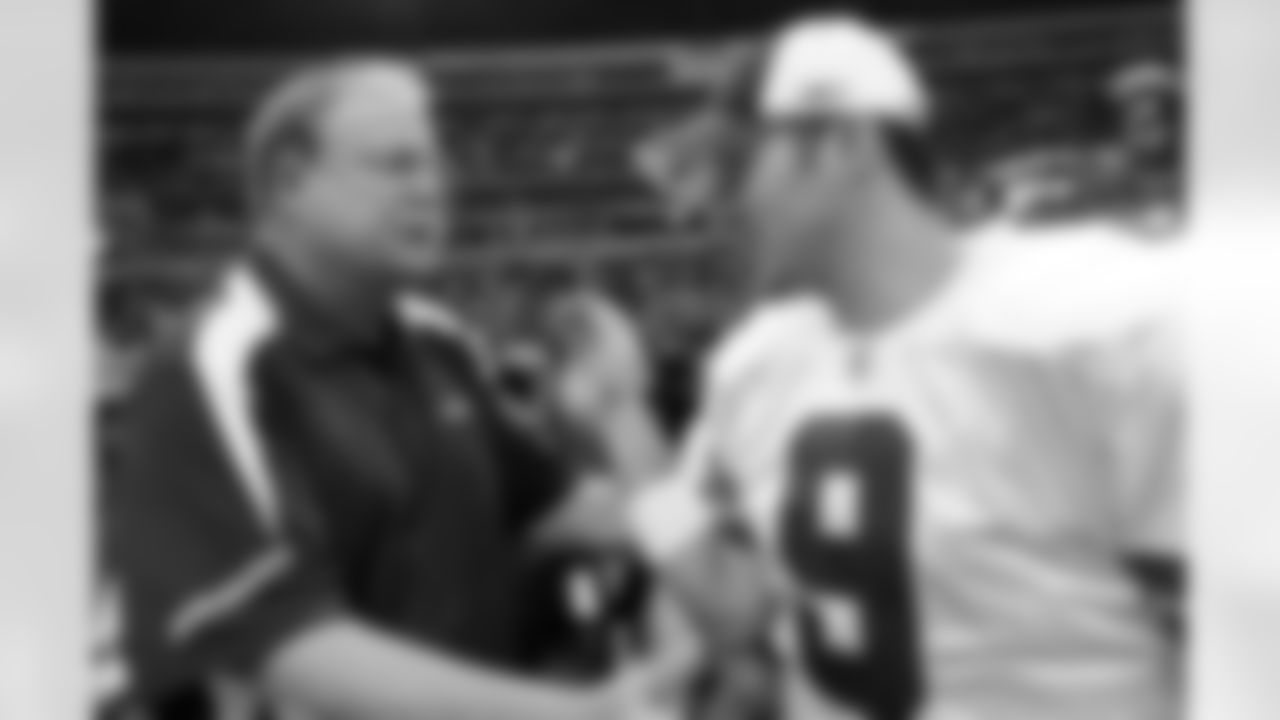 Coach Mike Holmgren wishes Cowboys QB Tony Romo a Happy Thanksgiving.
