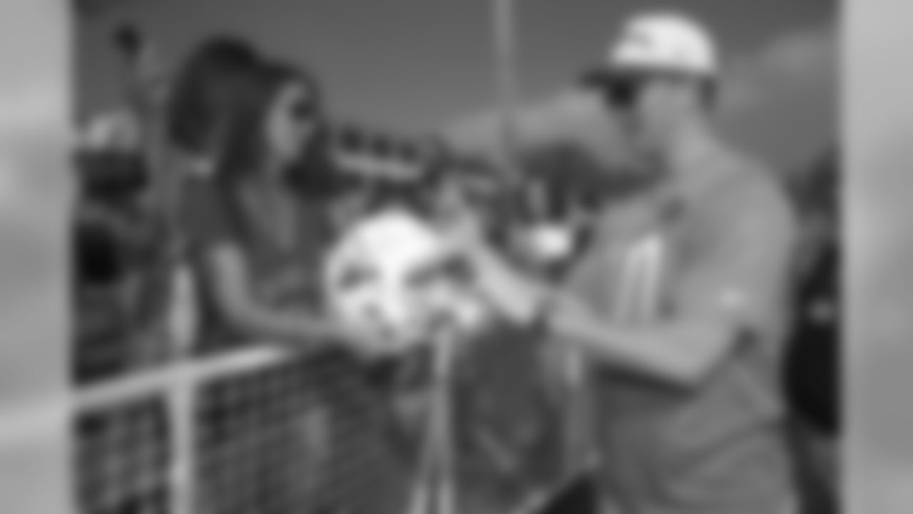 New York Giants quarterback Eli Manning signs autographs before the NFL Pro Bowl football draft at Wheeler Army Airfield, Wednesday, Jan. 27, 2016, in Wahiawa, Hawaii. (AP Photo/Marco Garcia)
