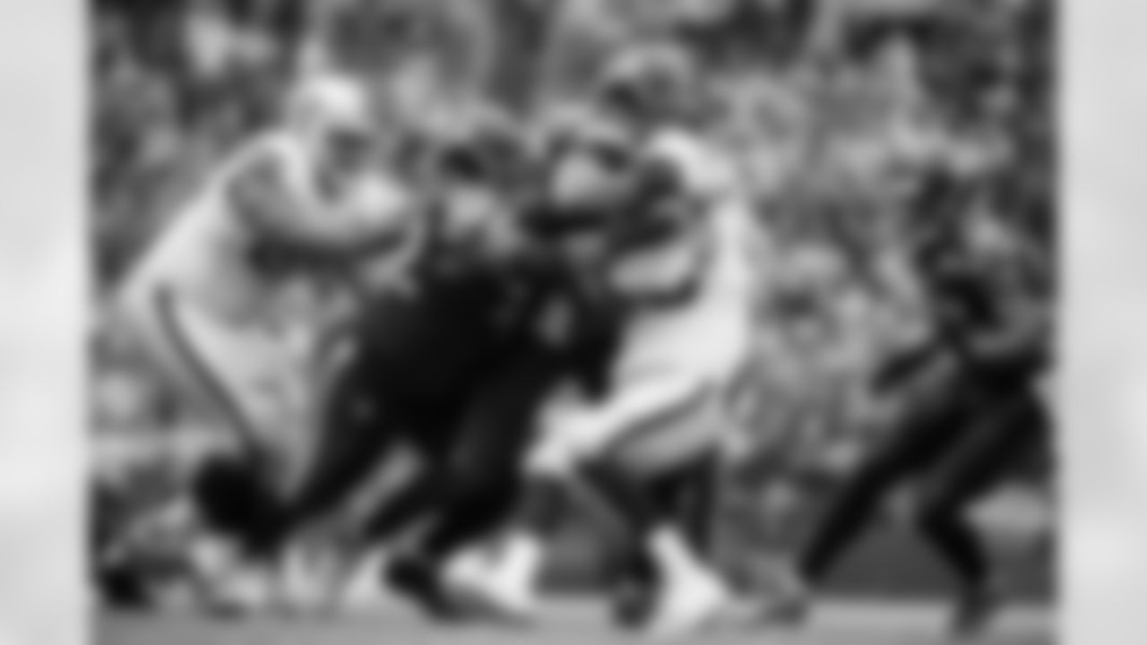 K.J. Wright teams up with Brandon Mebane to tackle Oakland's Darren McFadden for another loss.