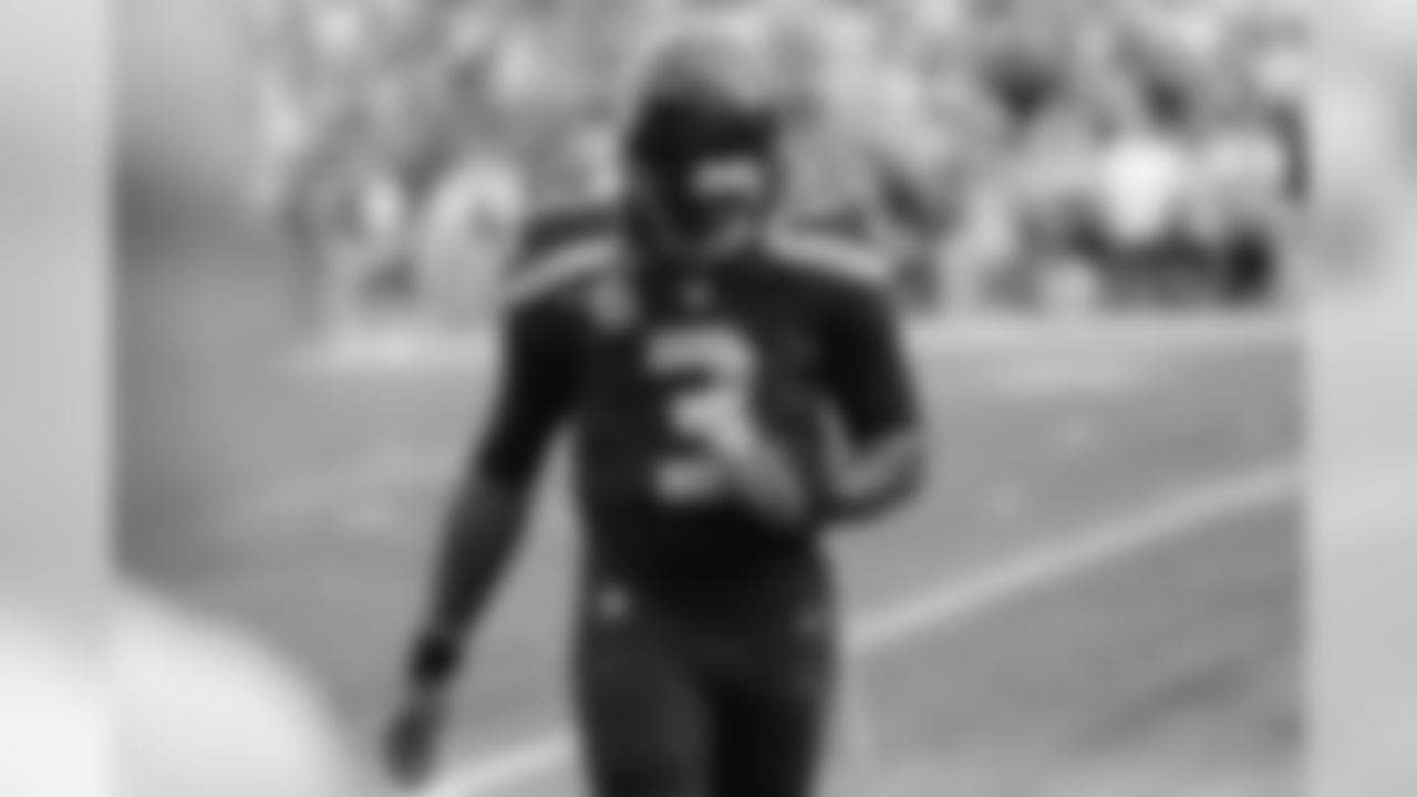 russellwilson_sidelines-17.jpg