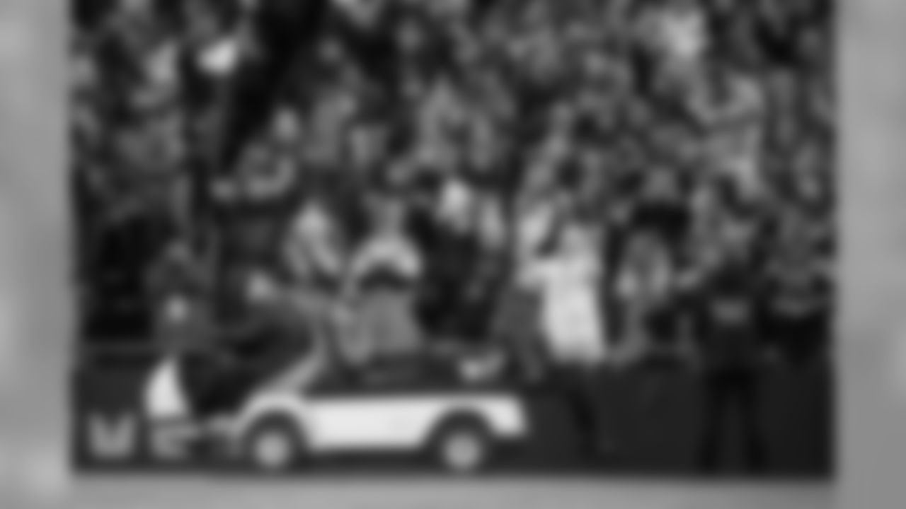 Seattle's Earl Thomas is carted off the field with a leg injury suffered in the second quarter as Seahawks fans give him a standing ovation.
