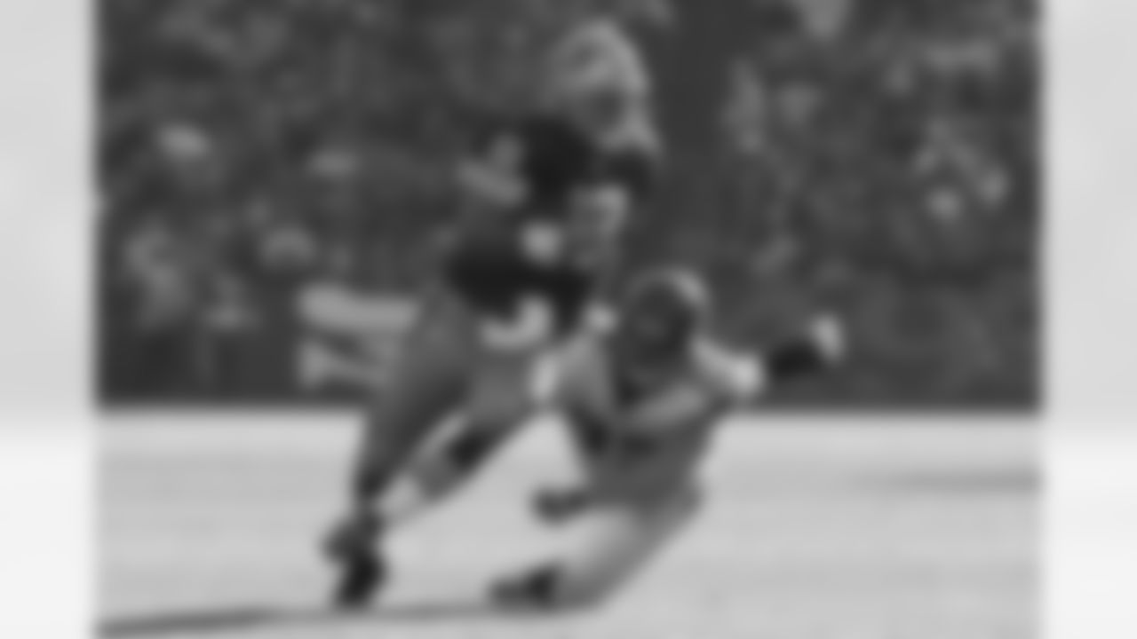 Shaun Hill pursued by Craig Terrill. (Photo by Jeff Gross/Getty Images)